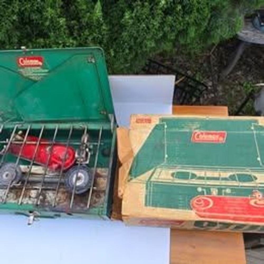 Vintage Coleman 2 Burner Stove Model 425E Green‎ Portable Camp Stove with Box